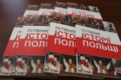 Książki, na których są napisy w języku ukraińskim.