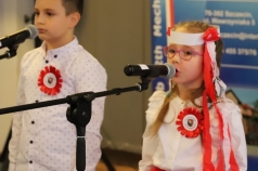 Chłopczyk i dziewczynka śpiewają.