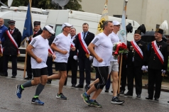 Na zdjęciu grupa biegnących mężczyzn