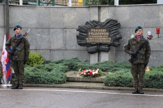 Na zdjęciu: na środku tablica upamiętniająca ofiary Grudnia'70, po bogach dwóch żołnierzy