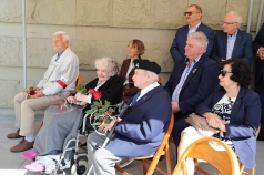 Grupa starszych ludzi siedząca na krzesłach