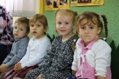 Na zdjęciu 4 przedszkolaków - 3 dziewczynki i 1 chłopiec