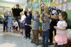 Na zdjęciu grupa tańczących dzieci i 2 nauczycielki