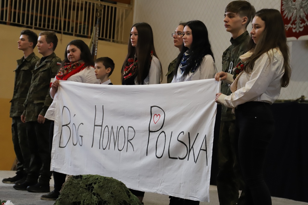 Uczniowie trzymający transparent z napisem "Bóg, Honor, Polska"