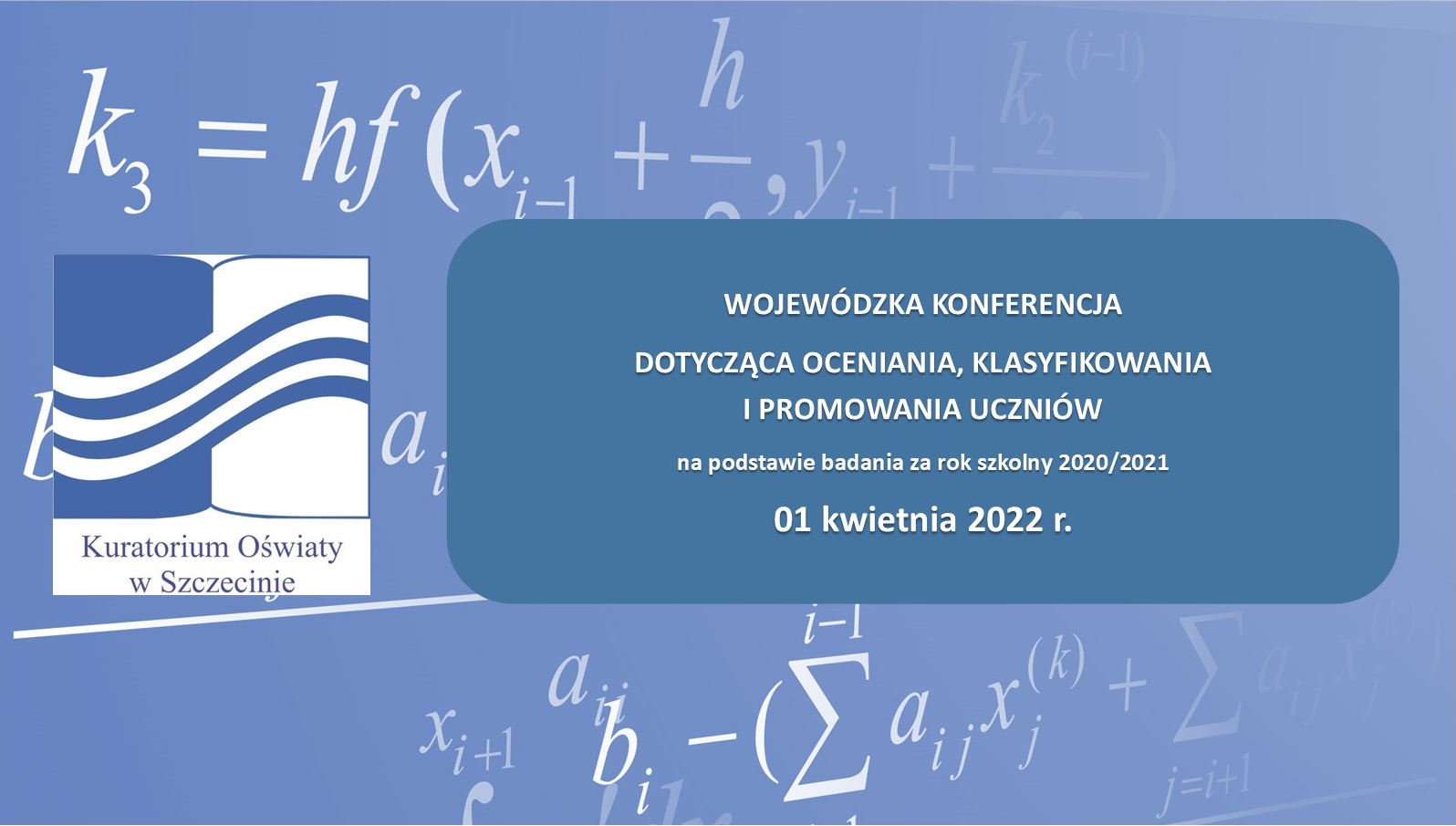Na tle wzorów matematycznych w po lewej stronie jest logotyp Kuratorium Oświaty w Szczecinie. Po prawej tekst: "Wojewódzka konferencja dotycząca oceniania, klasyfikowania i promowania uczniów na podstawie badania za rok szkolny 2020/2021. 1 kwietnia 2022 r."